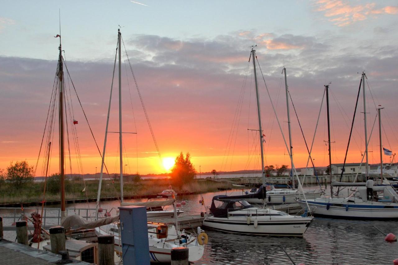 Strandnah Mit Terrasse, Gratis Nutzung Vom Ahoi Erlebnisbad Und Sauna In Sellin - Strandhaus Moenchgut Fewo06 Lobbe Exterior foto